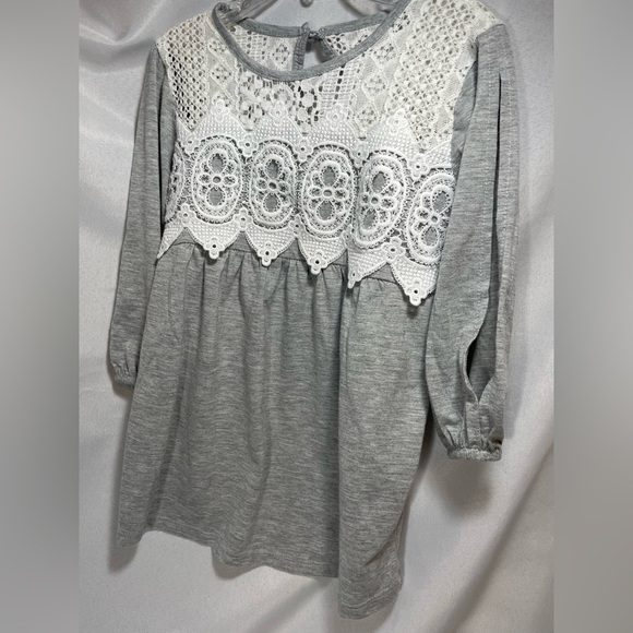 Girls top with lace embellishment on top size S - Picture 2 of 4